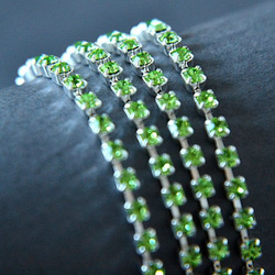 Rhinestone cupchain with Preciosa crystals ss 8,5 (~2,5mm) Peridot, silver, 10cm