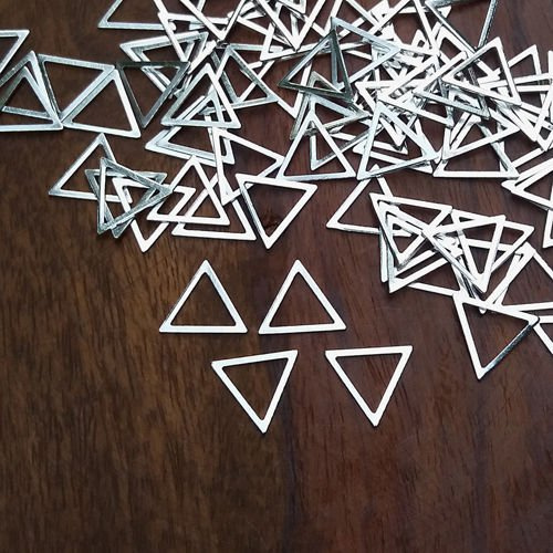 Baza metalowa geometryczna srebrna, trójkąt mini 1,2x1,4 cm, 4 szt.