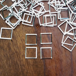 Baza metalowa geometryczna srebrna, kwadrat mały 1,2x1,2 cm, 4 szt.