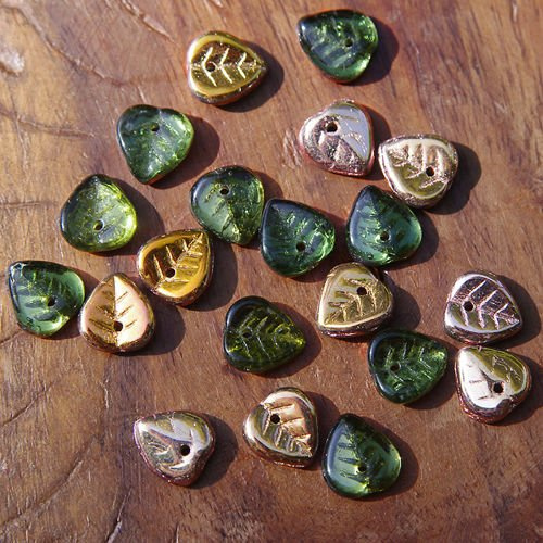 Glass leaves, olive with gold coating, 9x9mm, 10 pcs.